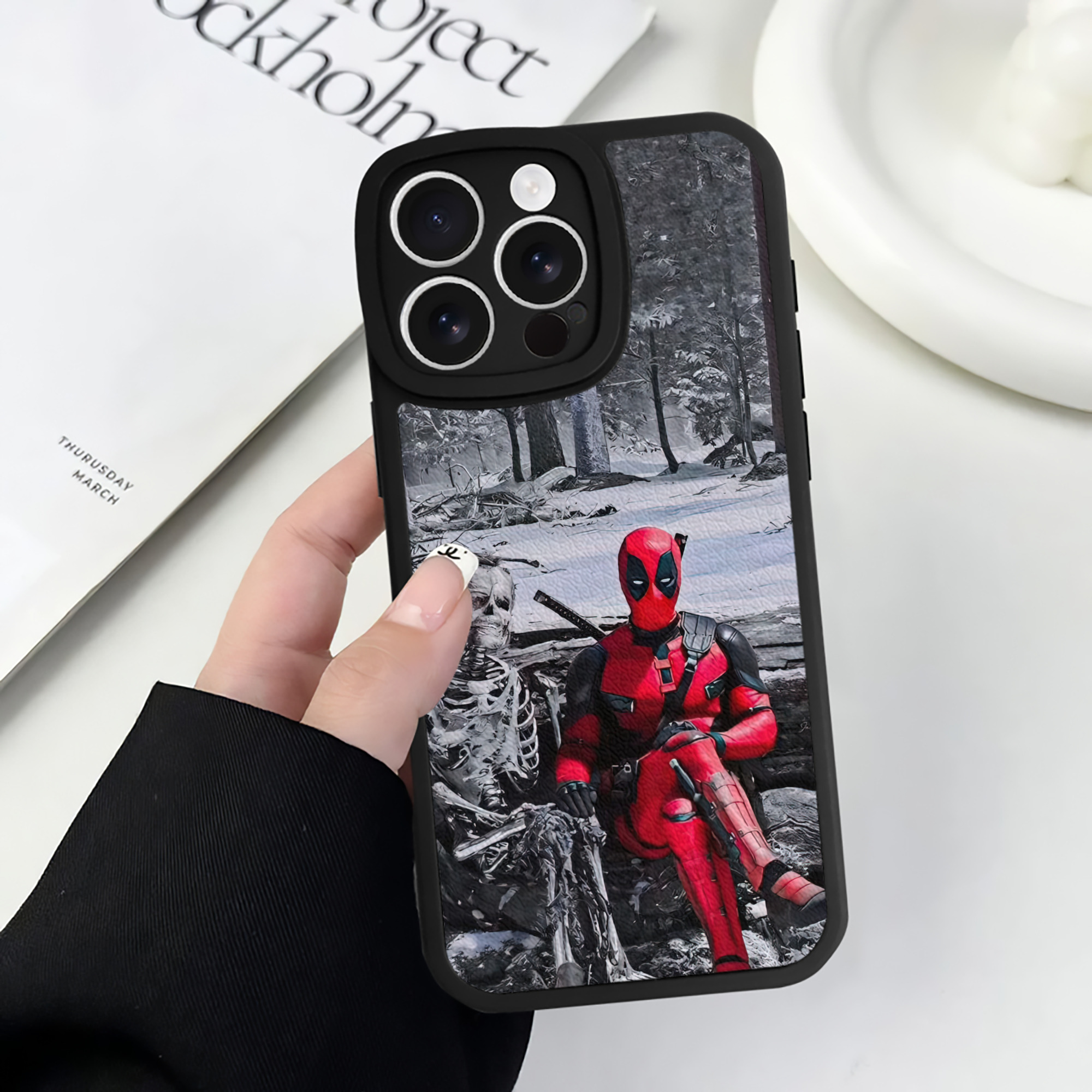 （画像用） Deadpool デッドプール 【iPhone 16シリーズ対応】シリコンスマホケース（レザー調） 材質：シリコン